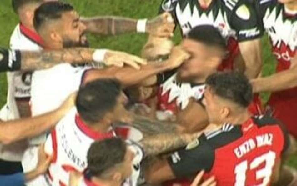 'Como nas velhas copas',  arbitragem polêmica de brasileiro é elogiada na Libertadores.