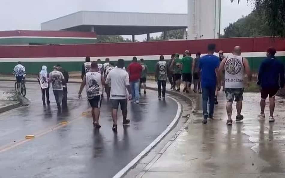 Torcedores do Fluminense protestam no CT Carlos Castilho