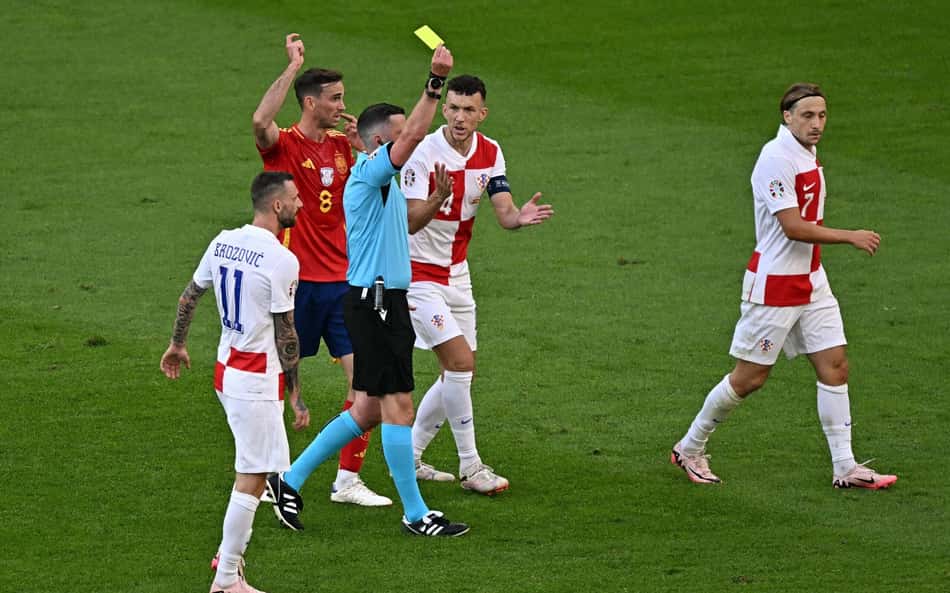 Rodri protagoniza lance polêmico na Eurocopa, e torcedores protestam contra decisão da arbitragem