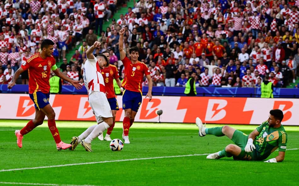 Jornalista aponta erro grave de arbitragem na Eurocopa: 'Desvirtuar a regra'