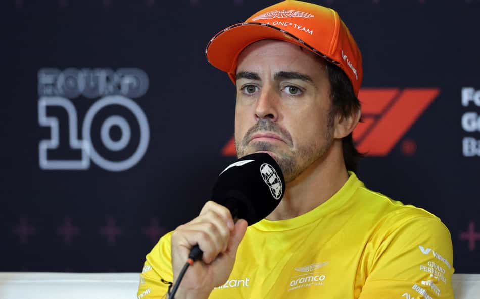 Alonso perde paciência com Aston Martin e dispara: 'Precisa entregar mais e falar menos'