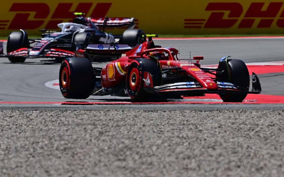Sainz faz agrado à torcida em Barcelona e lidera TL3 do GP da Espanha. Norris é 2º
