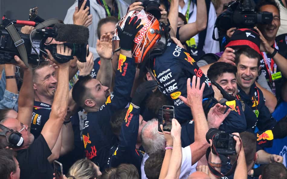 Verstappen vê Red Bull dar aula de estratégia e vence GP da Espanha; Norris é 2º