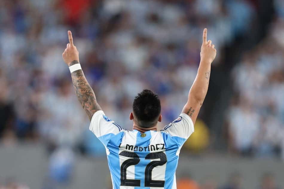 Lautaro Martínez em ação pela Argentina em duelo contra o Chile (Foto: Charly TriBalleau/AFP)