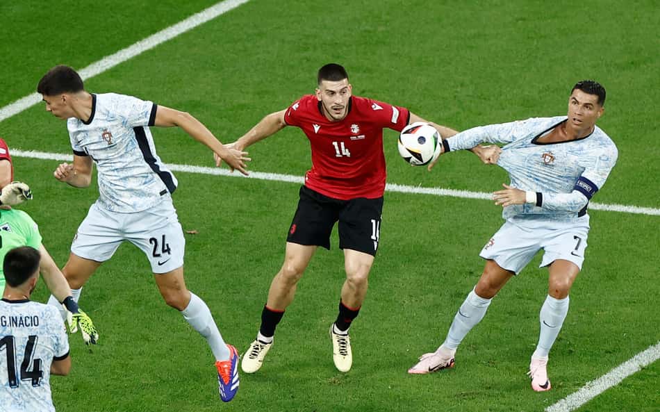 Internautas detonam arbitragem após pênalti não marcado em CR7: 'Escandaloso'
