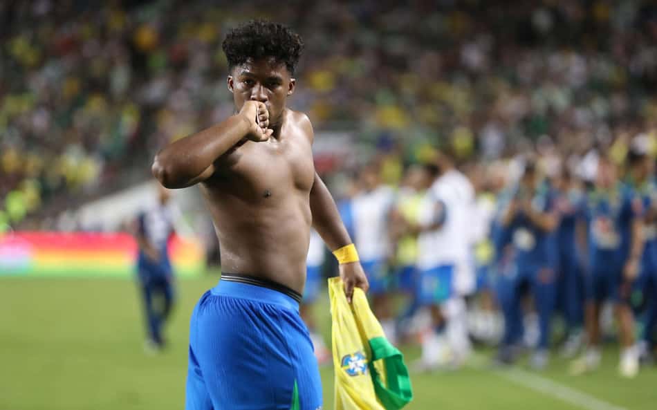 Endrick leva torcedores à loucura após gol decisivo: 'Viciado em salvar a Seleção'
