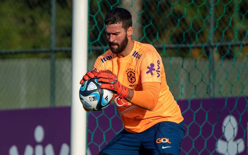 Ex-jogador da Seleção Brasileira critica Alisson em gol dos EUA: 'Bola defensável'