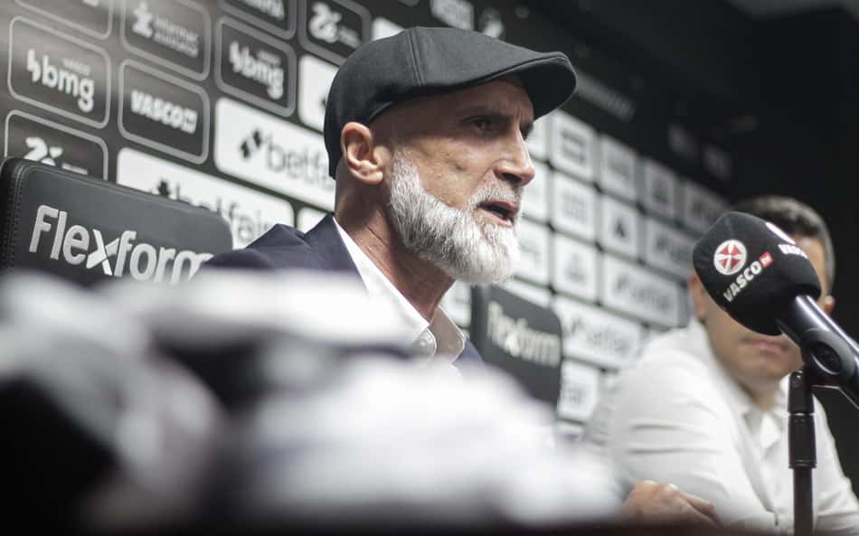 Álvaro Pacheco assume responsabilidade na goleada sofrida pelo Vasco contra o Flamengo: 'É pedir desculpa'