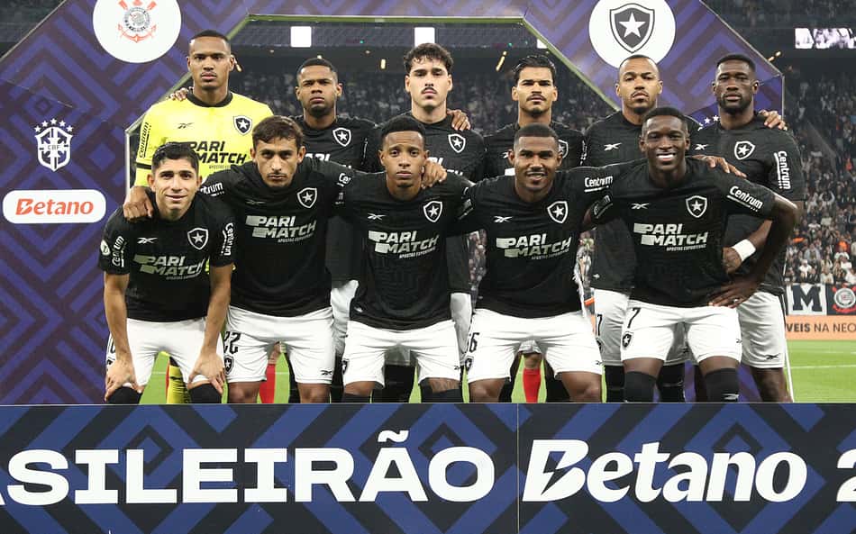 Atacante afirma que fica no Botafogo: 'Estou muito feliz'