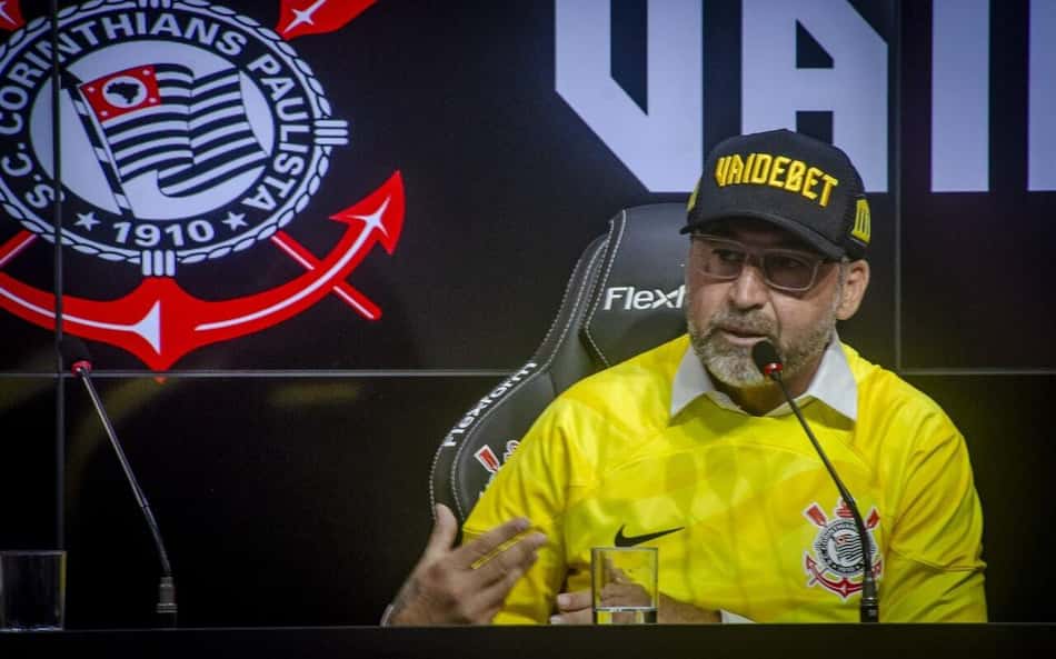 Suposta 'laranja' em intermediação de patrocínio máster pretende processar o Corinthians