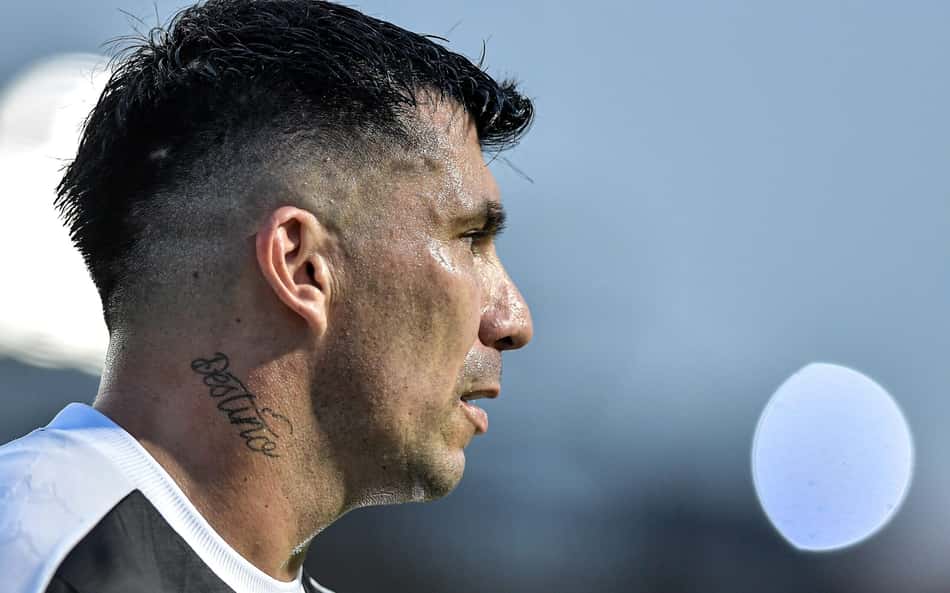 Pedrinho explica saída de Medel do Vasco: "Não estava com o foco ali"