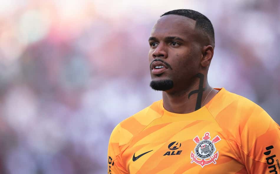 Revoltados, torcedores do Corinthians criticam titularidade de Carlos Miguel: 'absurdo jogar'