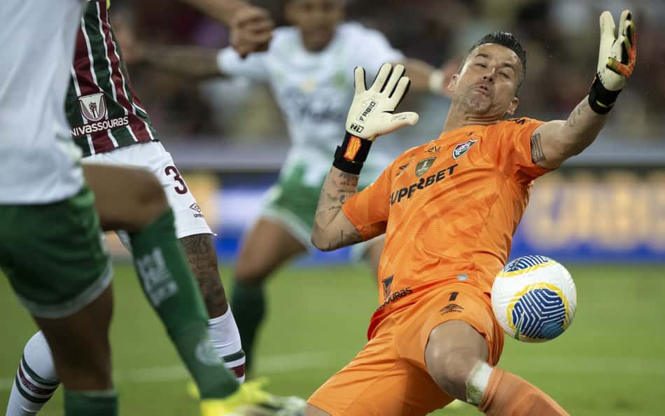 Torcedores do Fluminense detonam Fábio após falha no Brasileirão: 'Cagada gigantesca'