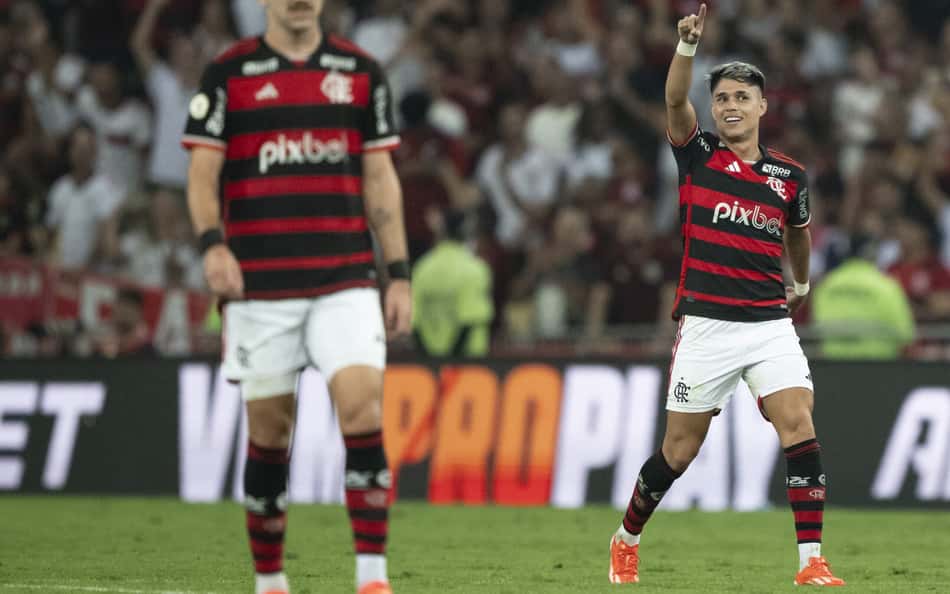 Torcedores do Flamengo se derretem aos golaços de Luiz Araújo: '+18'