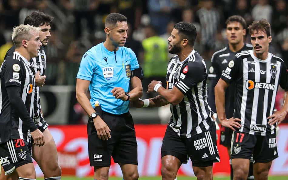 Hulk detona arbitragem após expulsão em Atlético x Palmeiras, e web reage: 'Vergonha'