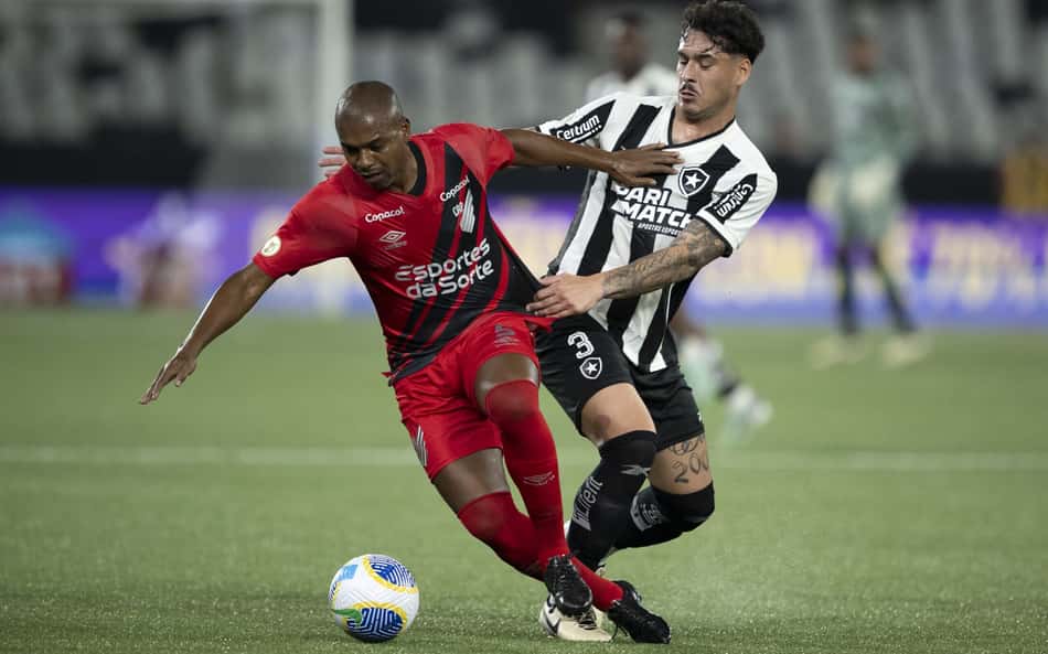 Com emoção até o fim, Botafogo empata com o Athletico e segue líder do Brasileirão