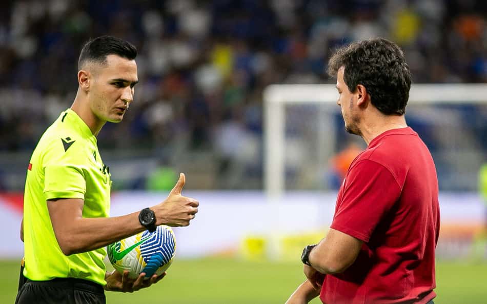 Torcedores do Fluminense detonam VAR após pênalti para o Cruzeiro: 'Caso de polícia'