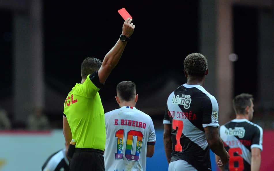 Jornalistas detonam arbitragem de Bahia x Vasco: 'expulsão bizarra'