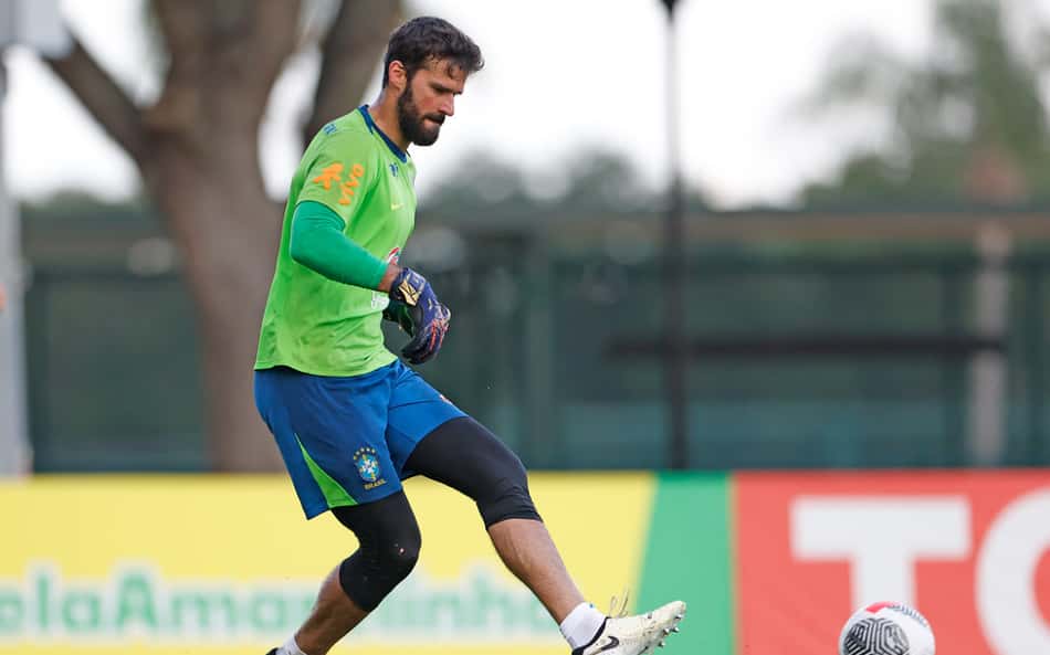 Web critica Alisson após golaço do Paraguai: 'Já pode chamar de frangueiro?'