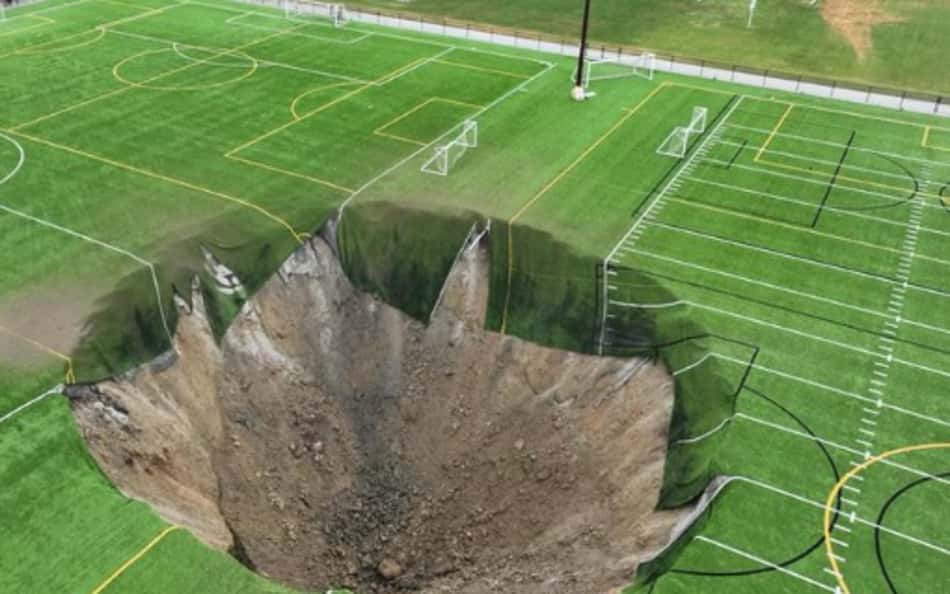 Cratera gigante se abre em campo de futebol nos EUA; veja o vídeo do incidente