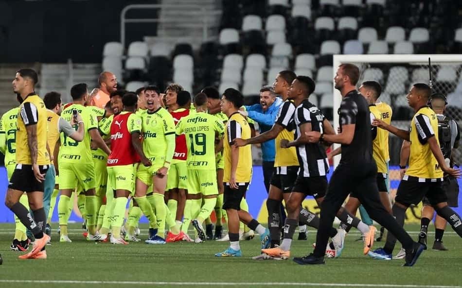 Jornalista detona senador por declaração sobre VAR em Botafogo x Palmeiras: 'Falta neurônio'