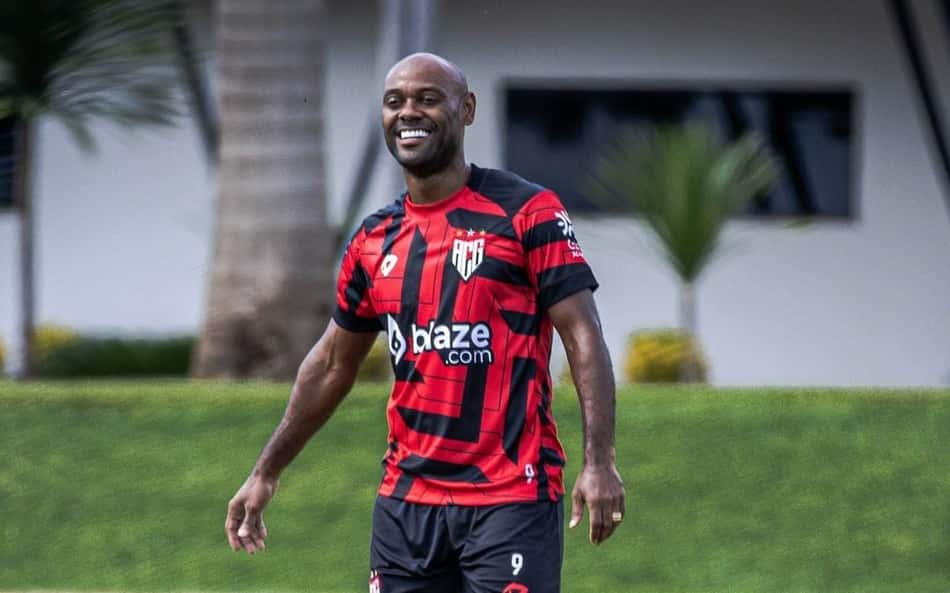 Vagner Love deixa Atlético-GO e fecha com novo clube