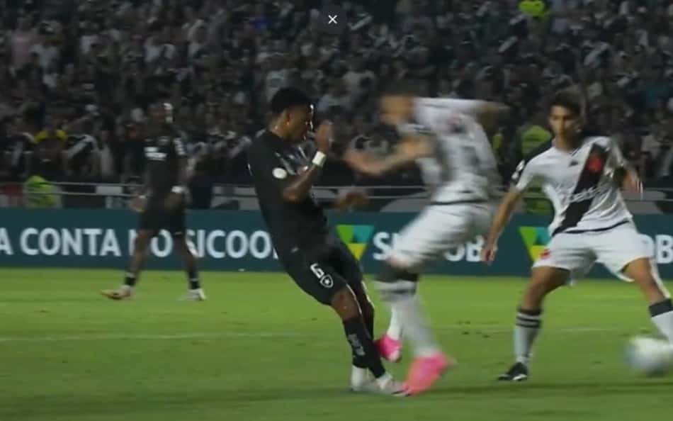 Vasco x Botafogo: Tchê Tchê leva pontos na perna, e técnico condena: 'Entrada violenta'