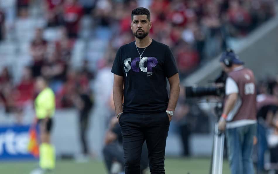 António Oliveira é direto sobre Carlos Miguel: 'Não joga mais pelo Corinthians'