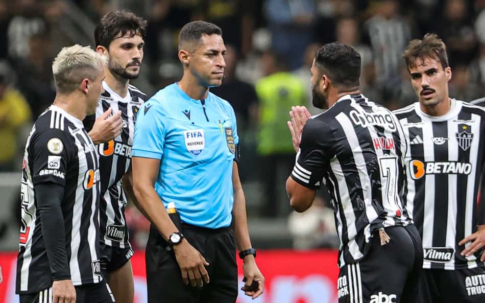 Simon critica expulsão de Hulk em Atlético-MG x Palmeiras e 'dá bronca' no árbitro
