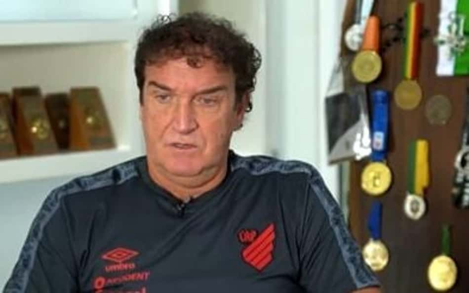 Torcedores disparam contra a saída de Cuca: 'Usou o Athletico'