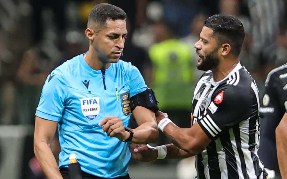 Expulsão de Hulk é criticada por jornalistas em Atlético-MG x Palmeiras: 'Vergonhoso'