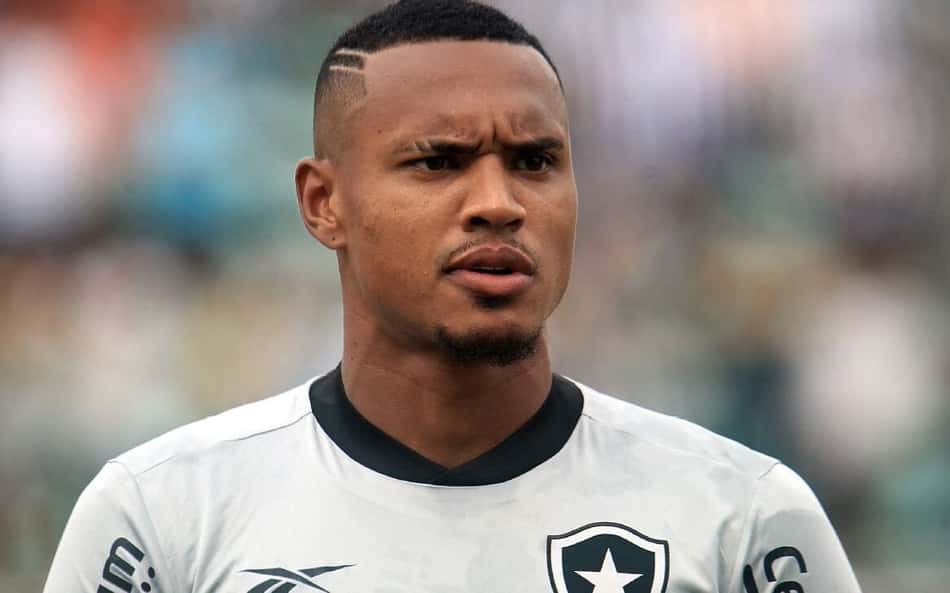 Goleiro do Botafogo quase entrega gol e web não perdoa: 'Você não é o Neuer'