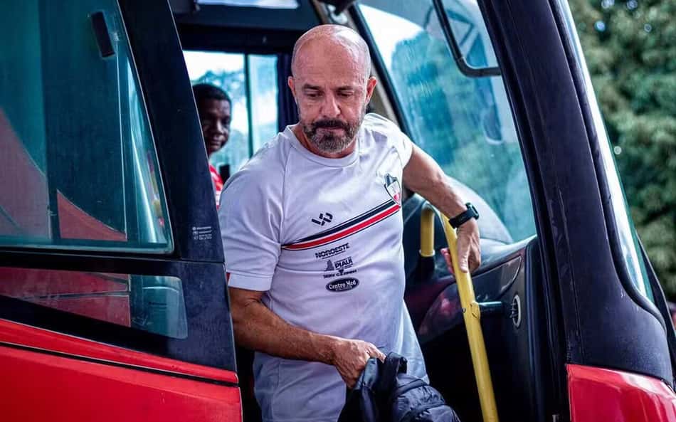 Técnico é demitido após xingar torcida na Série D: 'Vai tomar no c..'