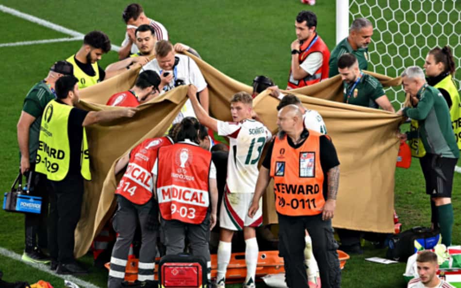 Atacante Húngaro cai desacordado após choque com goleiro e é levado ao hospital