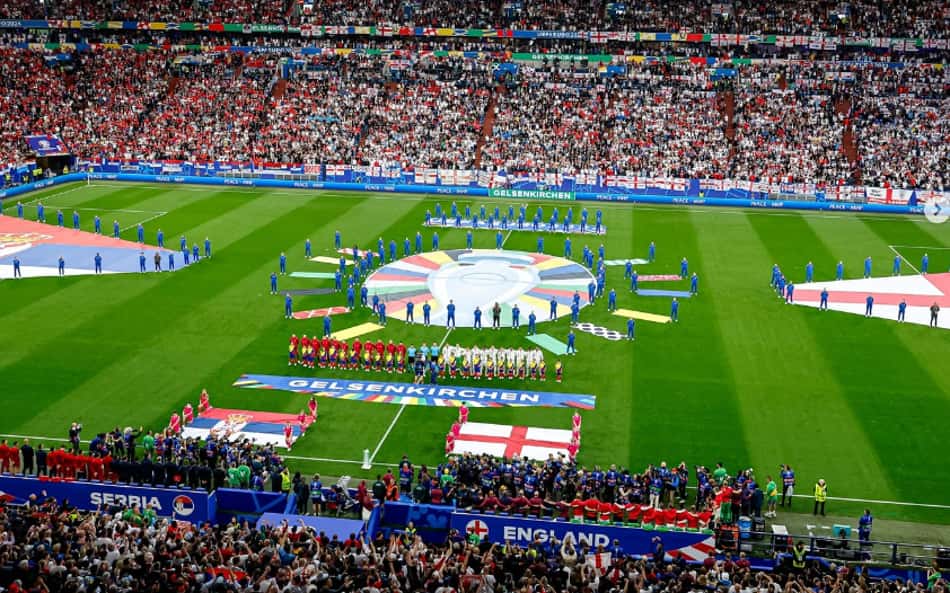 Não empolgou? Torcedor dorme em jogo da Inglaterra e só acorda no dia seguinte; veja vídeo