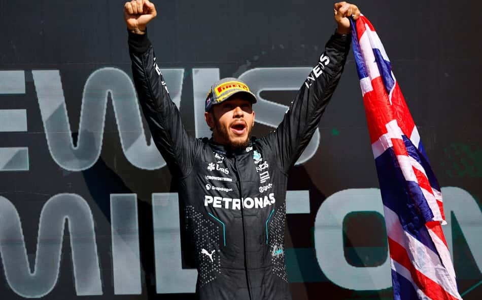 Hamilton celebra fim do jejum com 'incrível' Mercedes: 'Luto por isso desde 2021'