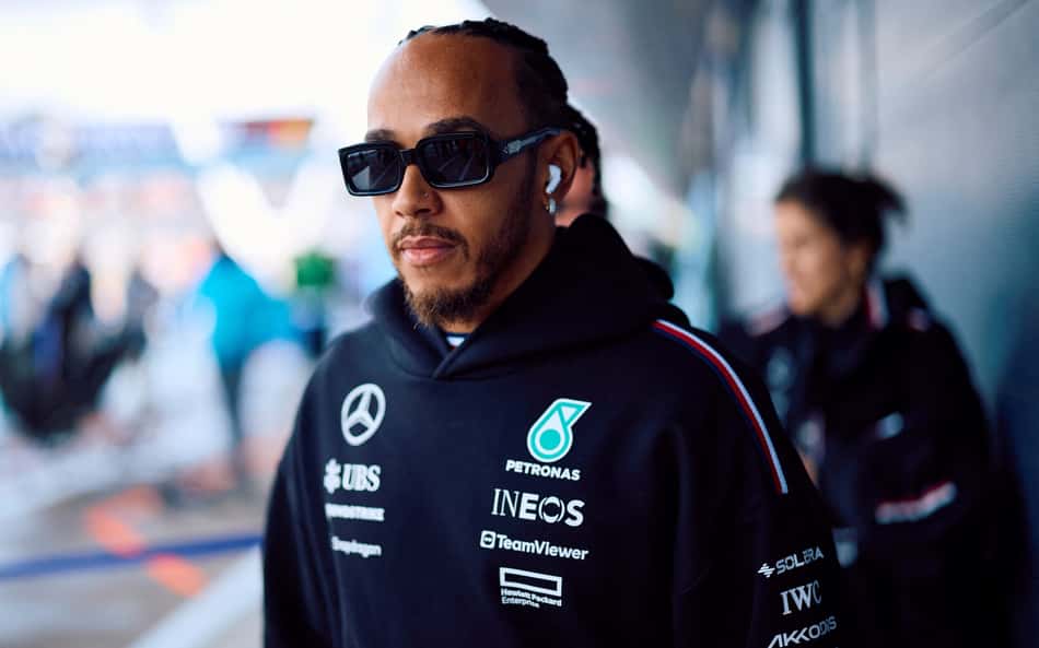 Mercedes diz que volta às vitórias 'não influencia' escolha de substituto de Hamilton