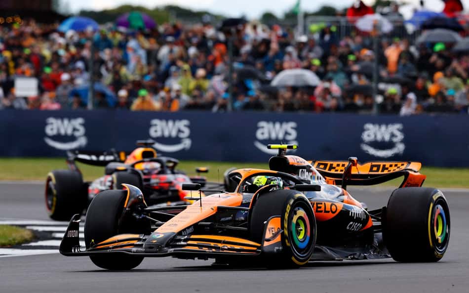 McLaren prega cautela por título e cutuca Red Bull: 'Mentalidade de vitória a todo custo'