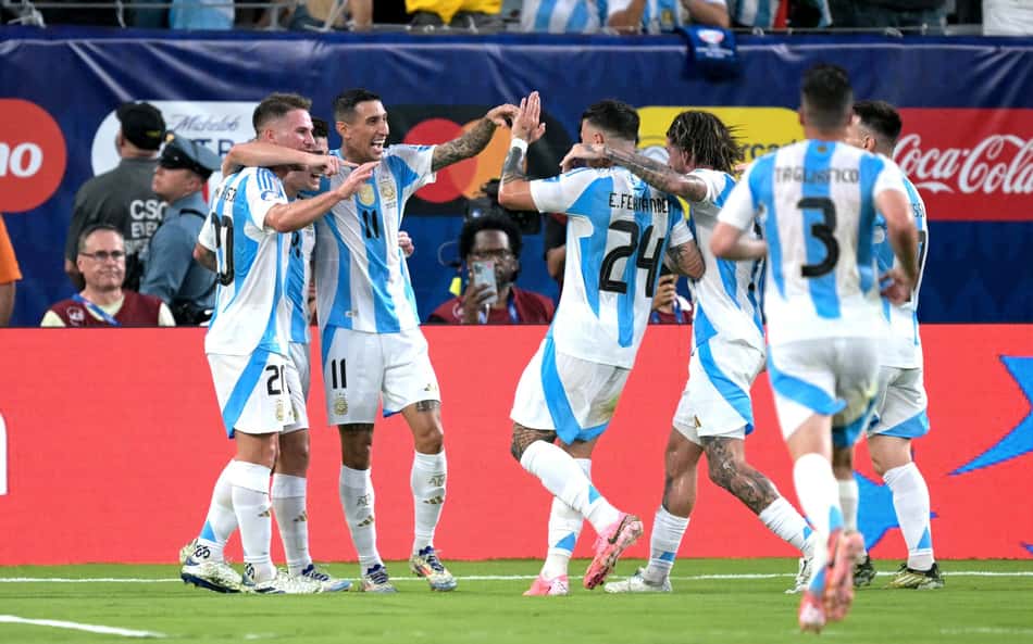 Internautas questionam Seleção após assistência de De Paul: 'Qual volante do Brasil daria esse passe?'