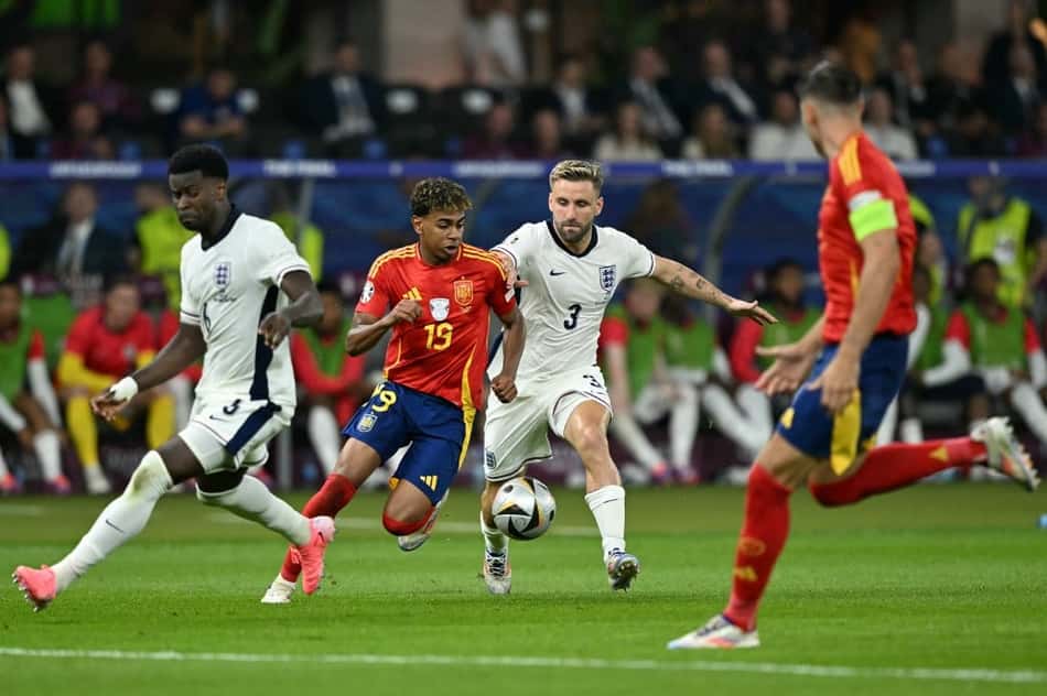 Lamine Yamal e Luke Shaw disputam bola na final da Eurocopa entre Espanha e Inglaterra.