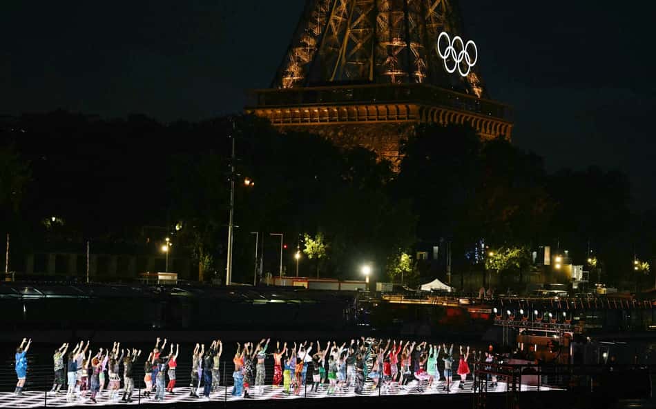 Abertura das Olimpíadas: franceses quebram grade e sobem em equipamentos; veja