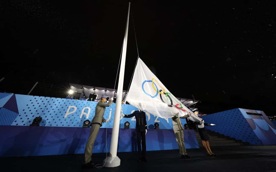 Abertura das Olimpíadas: bandeira olímpica é hasteada de cabeça para baixo