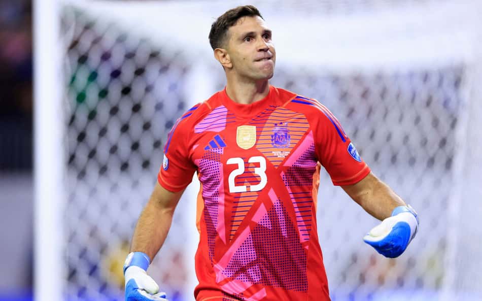 Dibu Martínez salva Argentina de novo e é ovacionado: 'Goleiro mais decisivo da história'