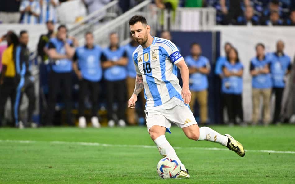 Messi perde pênalti e web não perdoa: 'Aposentado'