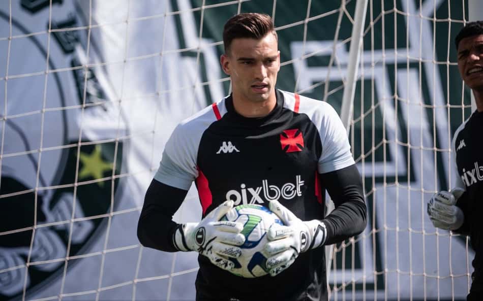 Torcedores do Vasco detonam Léo Jardim após falha: 'Fernando Miguel sem barba'