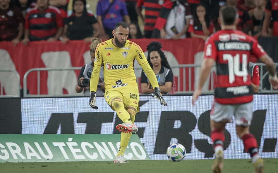 Goleiro Éverson, do Atlético-MG, opera o dedo da mão direita