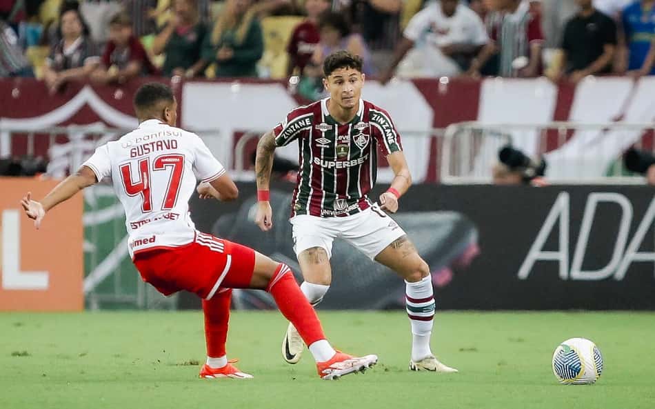 Lateral do Fluminense cutuca Diniz e elogia Mano Menezes: 'Mais simples'