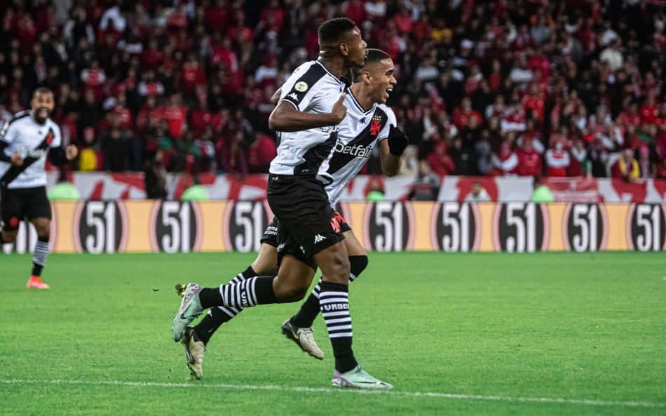 Torcedores do Vasco se derretem por Lyncon: 'Também te amo'
