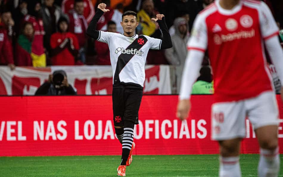 Internautas sobre gol de Adson pelo Vasco: 'Auge do Messi'