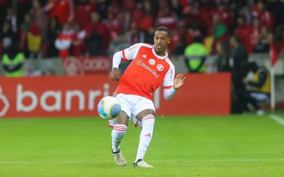 Web sobre falha de Robert Renan em jogo do Internacional: 'Lembrando ao Andreas Pereira como fazer milhões de brasileiros felizes'